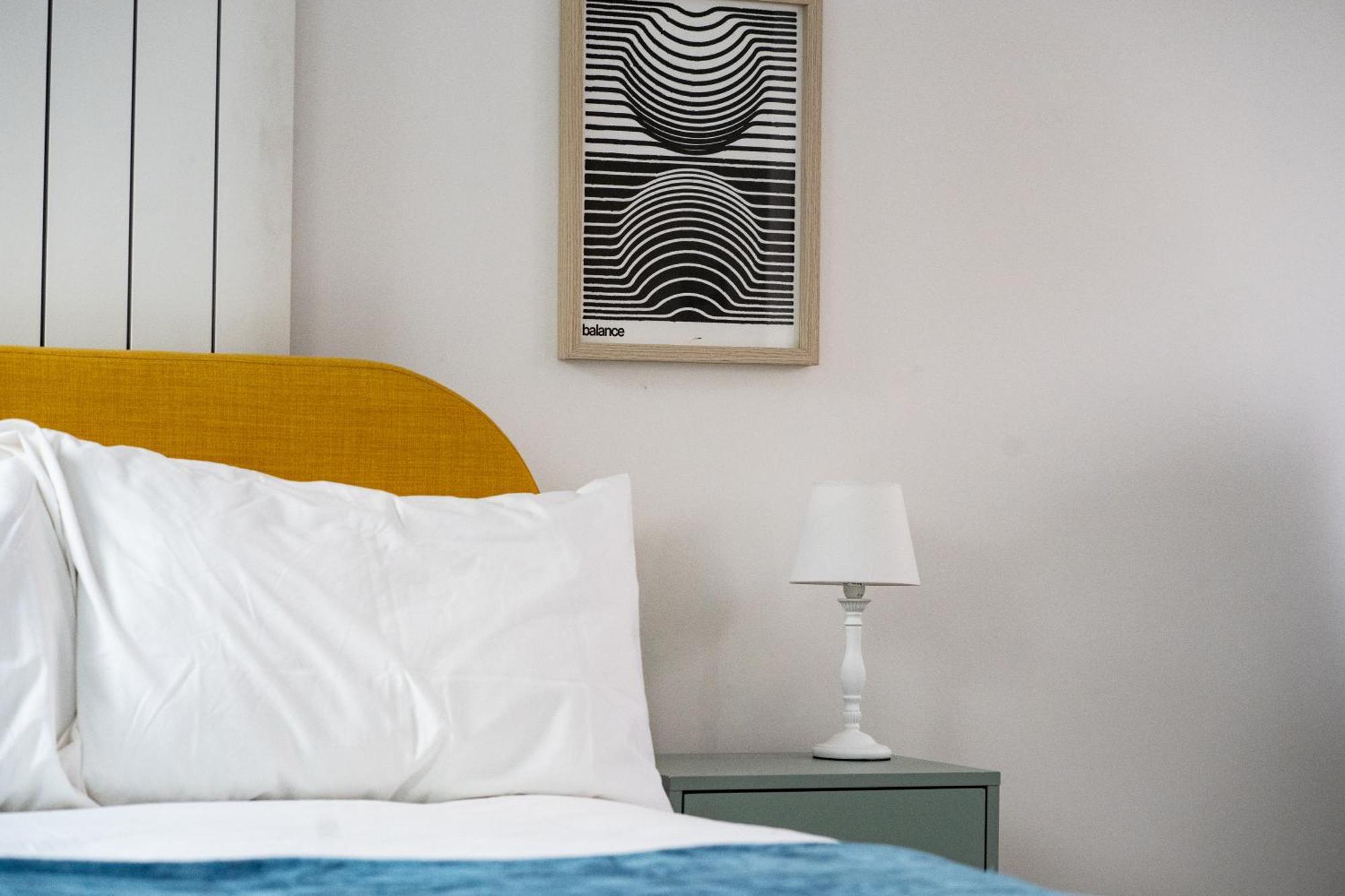 Stylish Haven, Sleeps 1 To 7, Free Parking Hébergement de vacances *