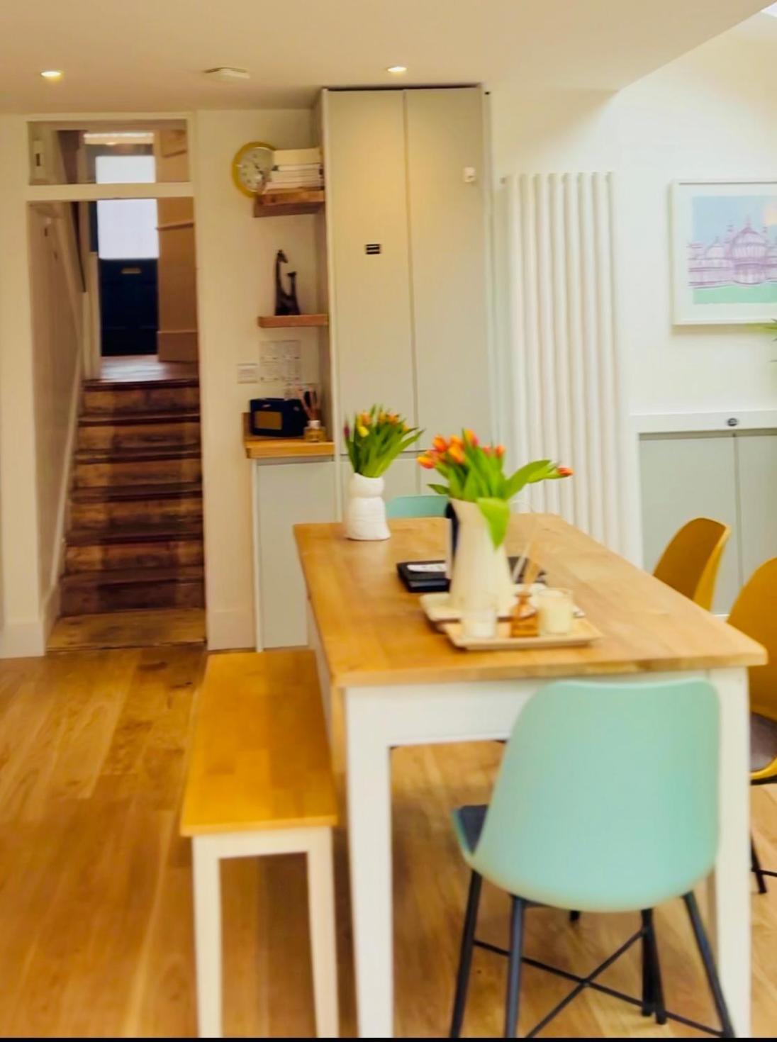 Stylish Haven, Sleeps 1 To 7, Free Parking Hébergement de vacances *