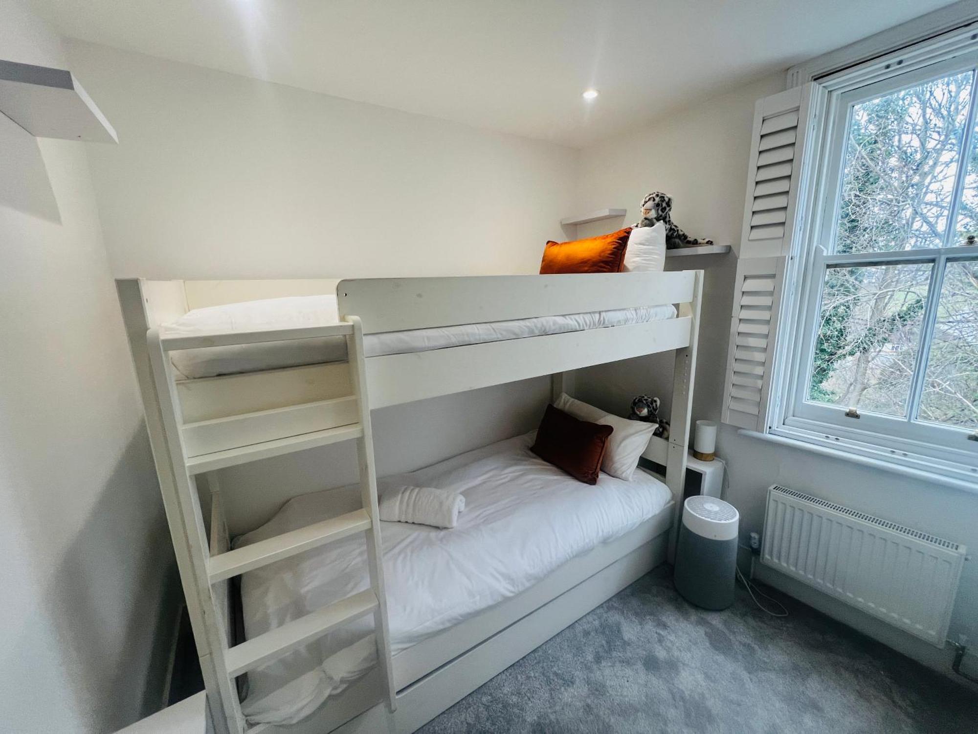Stylish Haven, Sleeps 1 To 7, Free Parking Hébergement de vacances *